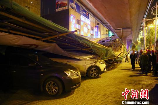 圖為被壓在腳手架下的車輛 羅云鵬 攝