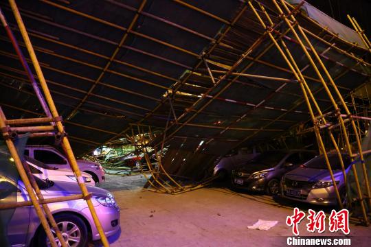 圖為腳手架倒塌現(xiàn)場 羅云鵬 攝