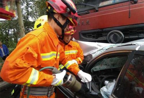 濟(jì)源一轎車連撞3車 已致2人死亡