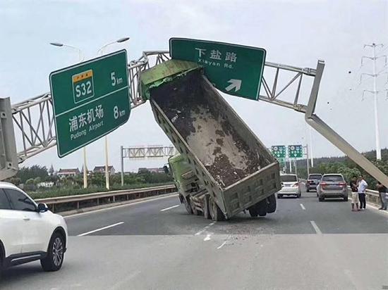10月1日11時(shí)許，柏某駕駛一輛貨車行駛時(shí)，升起的車廂將道路上的“龍門架”撞壞。 東方網(wǎng) 圖