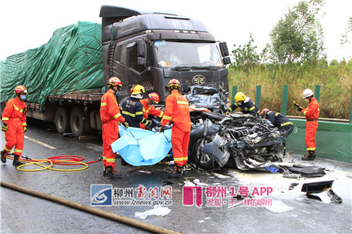 泉南高速發(fā)生3起嚴(yán)重交通事故:小車被壓扁 4人死亡