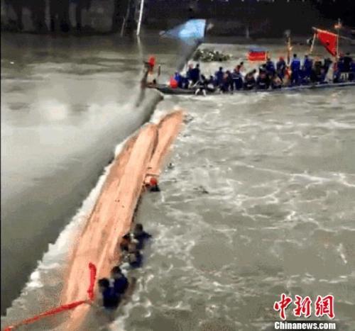 圖為龍舟翻船，多人落水。　視頻截圖 攝