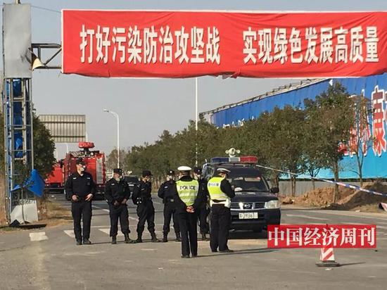 響水生態(tài)化工園區(qū)附近的警方和特勤人員均已戴上防護口罩