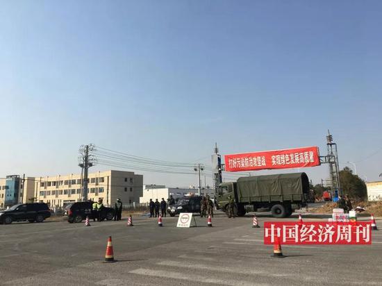通往響水生態(tài)化工園區(qū)爆炸現(xiàn)場的多個路口被封鎖