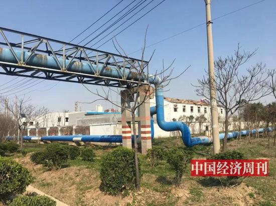 距離爆炸現(xiàn)場不遠的一處廠房的屋頂已經(jīng)嚴重破損