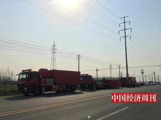 響水生態(tài)化工園區(qū)外整裝待命的消防車輛