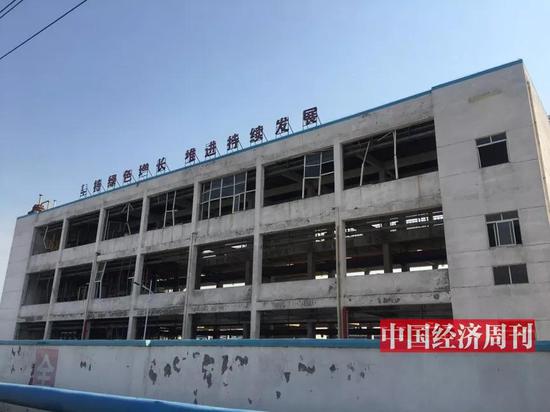 一座大樓的窗戶遭到嚴重損毀
