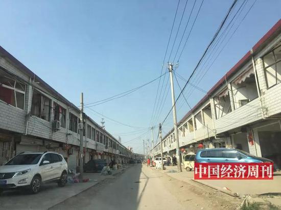 王商村村內(nèi)主路兩側(cè)的房屋均不同程度受損，窗戶玻璃無一完好