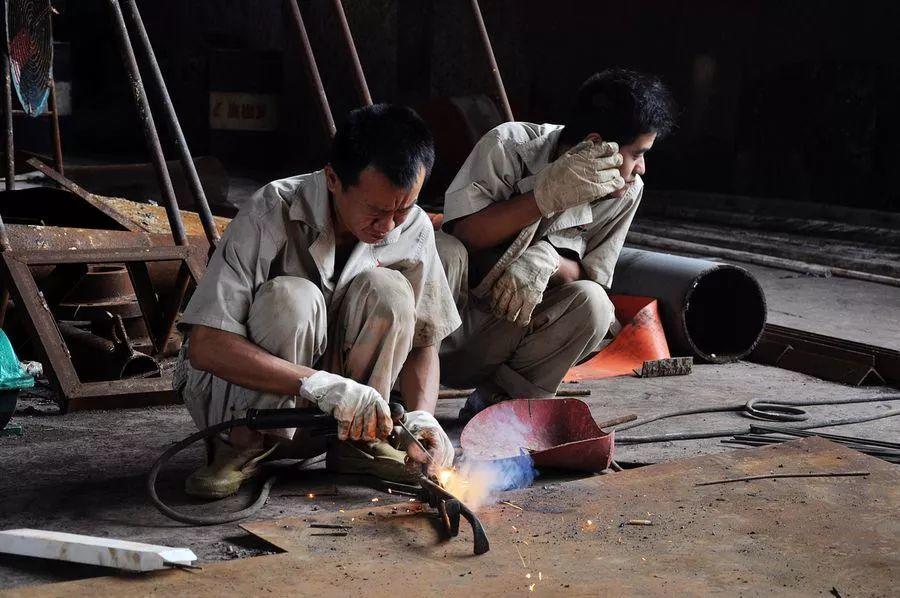 接線板燒損，焊機(jī)外殼帶電造成電擊事故