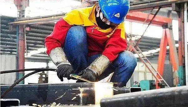 更換焊條時(shí)用手觸碰焊鉗口，遭遇電擊