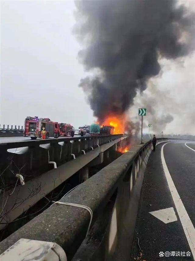 湖南高速多車相撞致16死66傷 現(xiàn)場畫面曝光一片狼藉