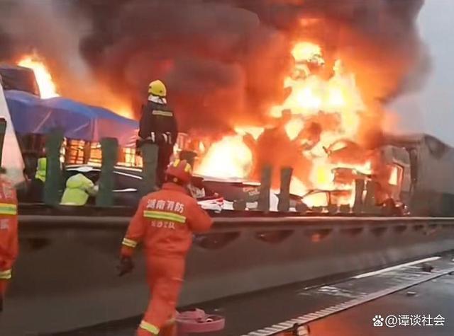 湖南高速多車相撞致16死66傷 現(xiàn)場畫面曝光一片狼藉