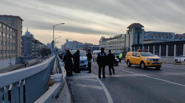 北京通報(bào)公交車司機(jī)突然暈倒致事故 乘務(wù)員緊急剎車！與對(duì)向車道車輛發(fā)生剮蹭！