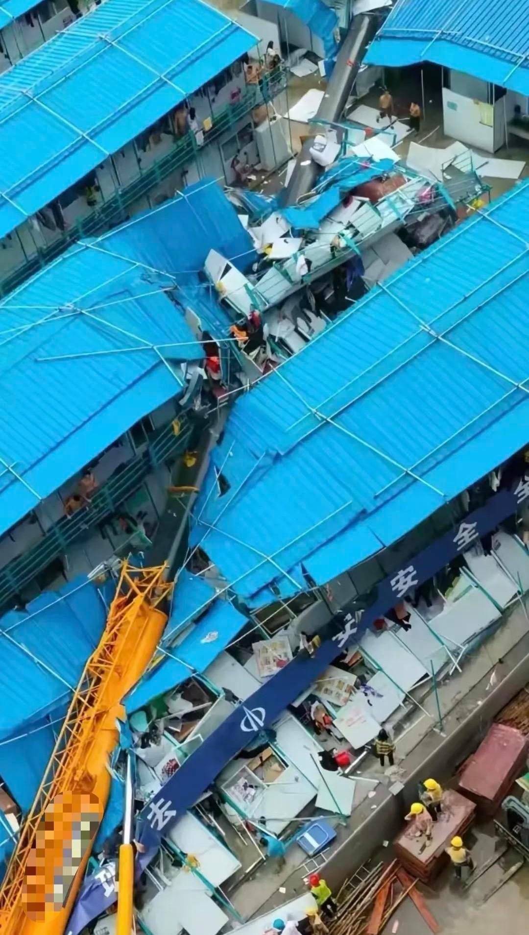 中山一工地突發(fā)吊車傾翻事故 砸中多棟臨時板房