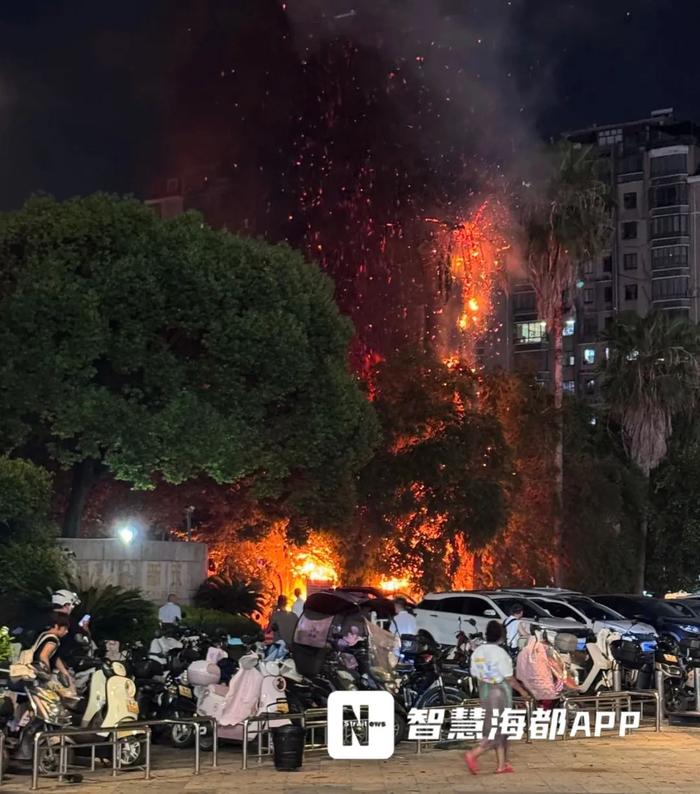 福建福州一小區(qū)突發(fā)大火