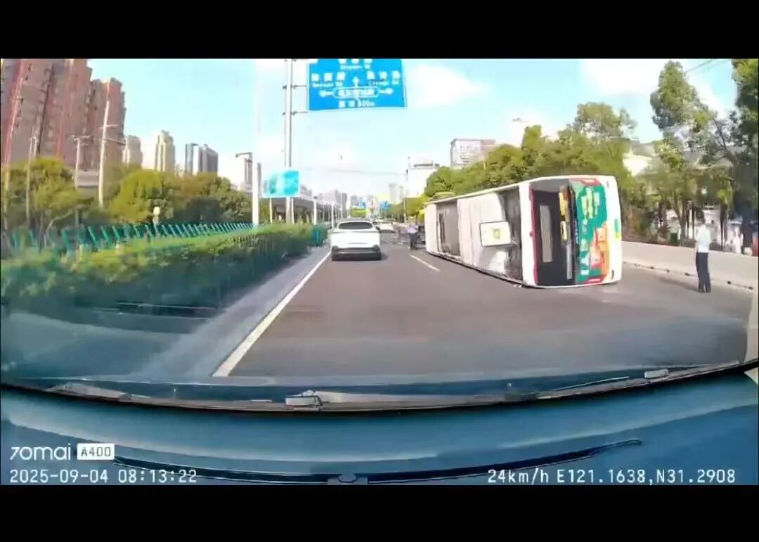 上海嘉定一公交車側(cè)翻 致2傷