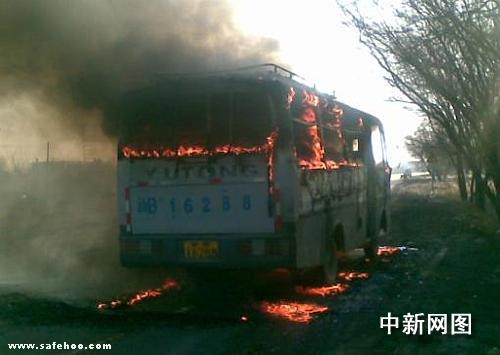 新疆石河子一輛中巴車突發(fā)大火無人傷亡(圖)