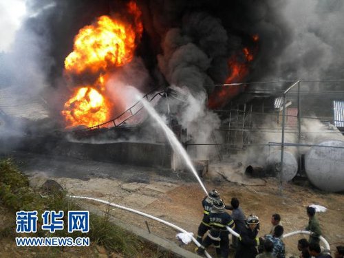 圖文：湖北當(dāng)陽一化工廠突發(fā)火災(zāi)