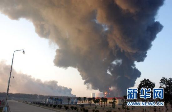 12月18日，華辰能源丙烯罐起火，濃煙沖天。新華社發(fā)（王洪戰(zhàn)攝）
