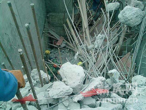 上海建筑工地發(fā)生坍塌事故致2死3傷(組圖)