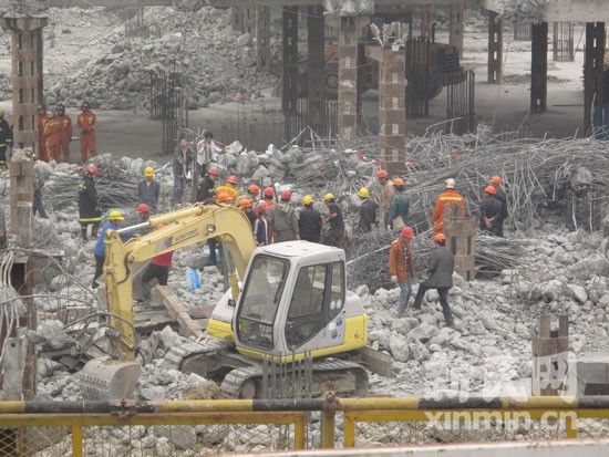 上海建筑工地發(fā)生坍塌事故致2死3傷(組圖)