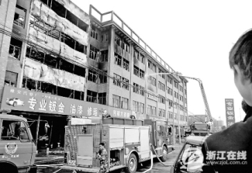 “城市八爪魚”在滅火。 尹炳炎 攝