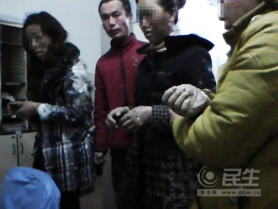事故中的3名女傷者。她們均頭面部、手部受傷。東北網(wǎng)記者 陳靜 攝