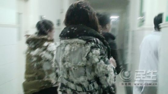 傷者所穿羽絨服等棉衣在事故中“開花”，大面積破損。東北網(wǎng)記者 陳靜 攝