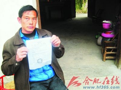 羅家平拿著他的“疑似塵肺”病歷，輕飄飄的一張紙似有千斤重。