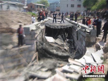 浙江永康在建公路蓋板橋坍塌。